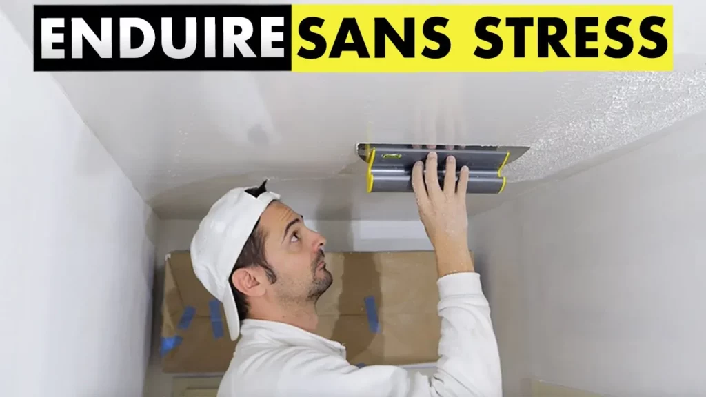 enduire des murs et un plafond à l'aide d'un rouleau à enduire