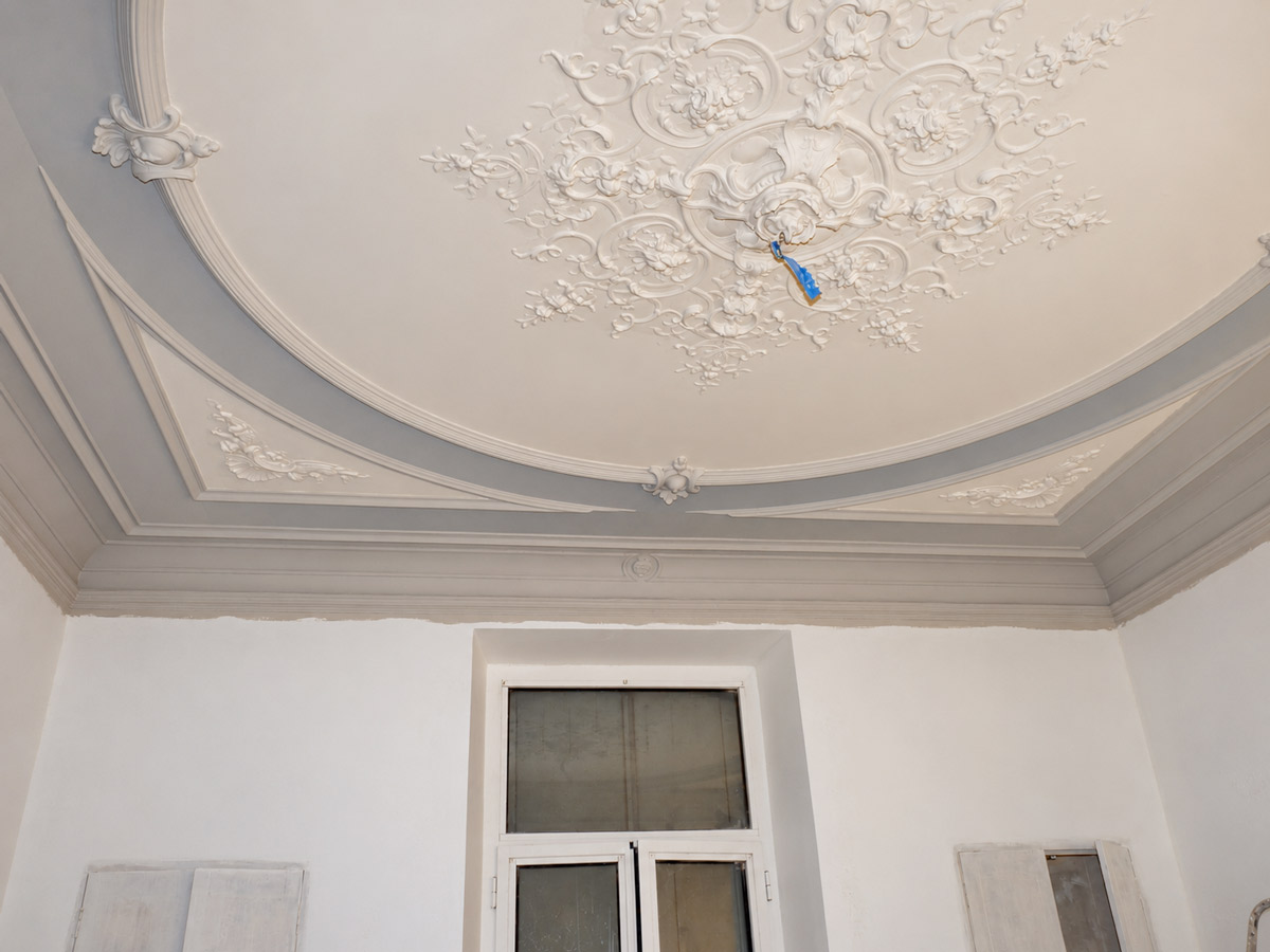 Mise en peinture d'un plafond mouluré