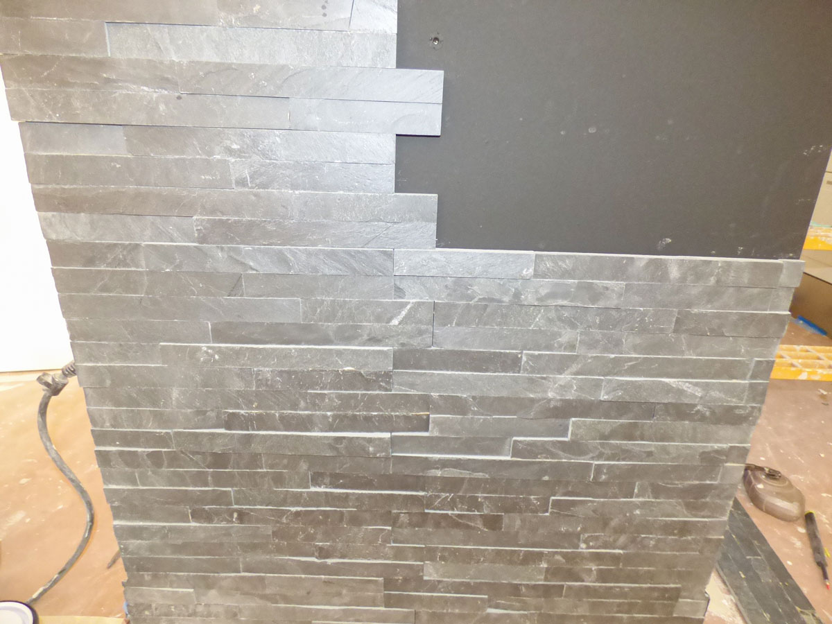 Mise en place d'un parement en pierre sur le mur