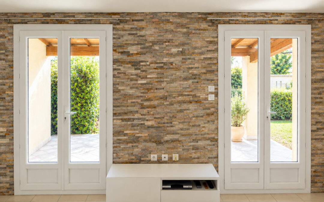 Rénovation d’un séjour avec parement en pierre