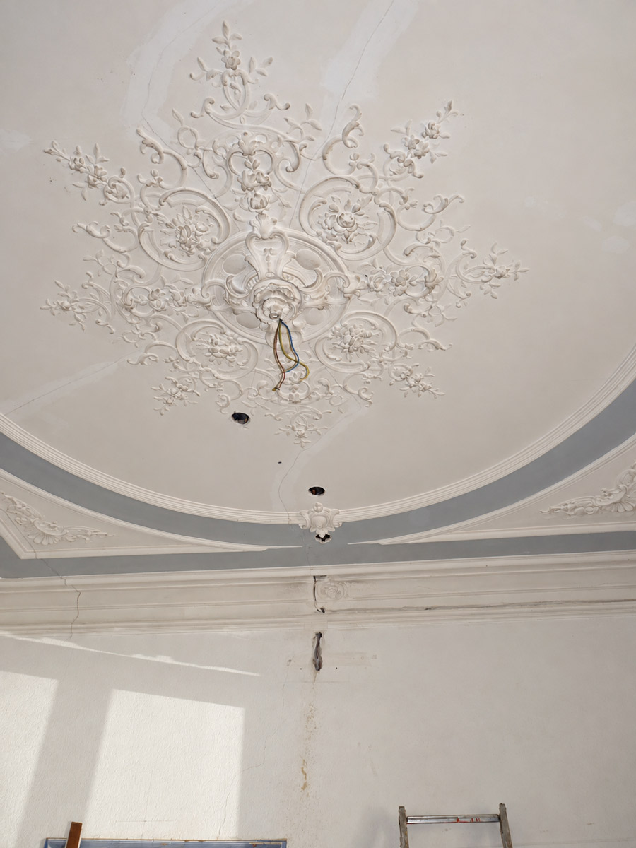 Plafond mouluré avant travaux