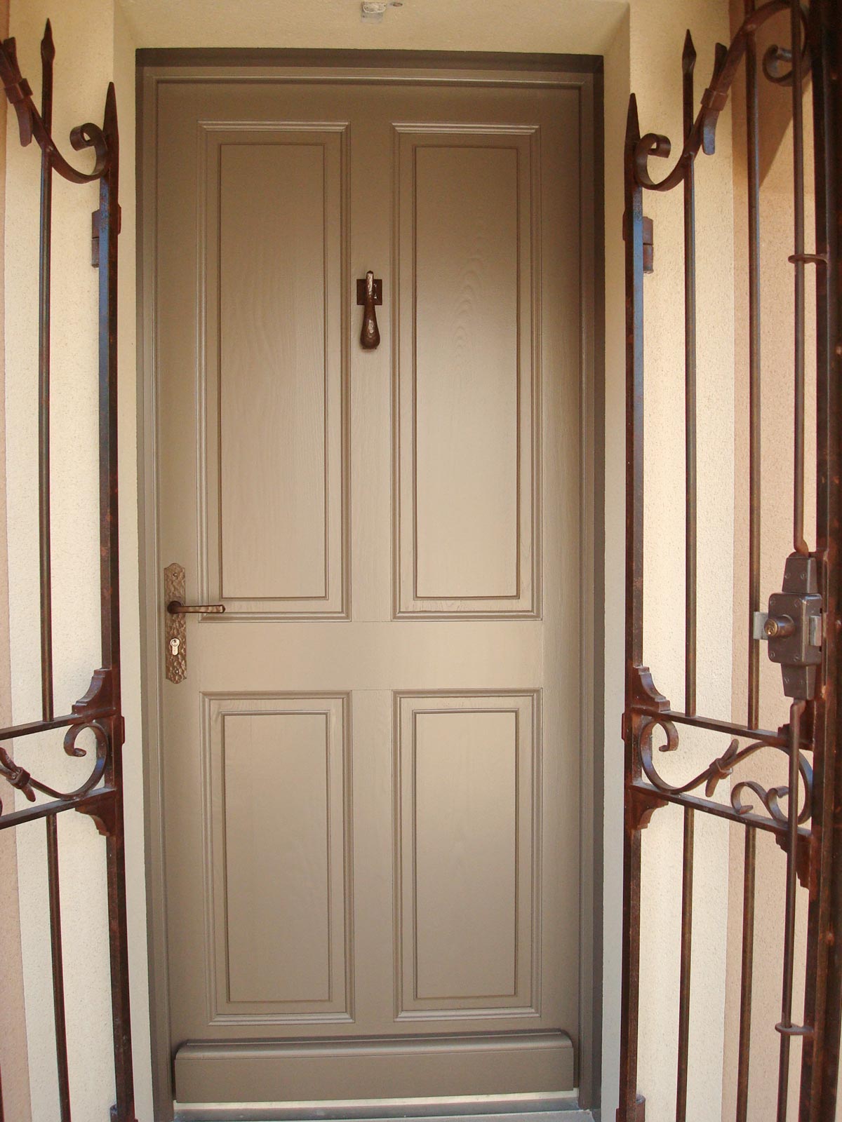 Porte d'entrée en bois après mise en peinture
