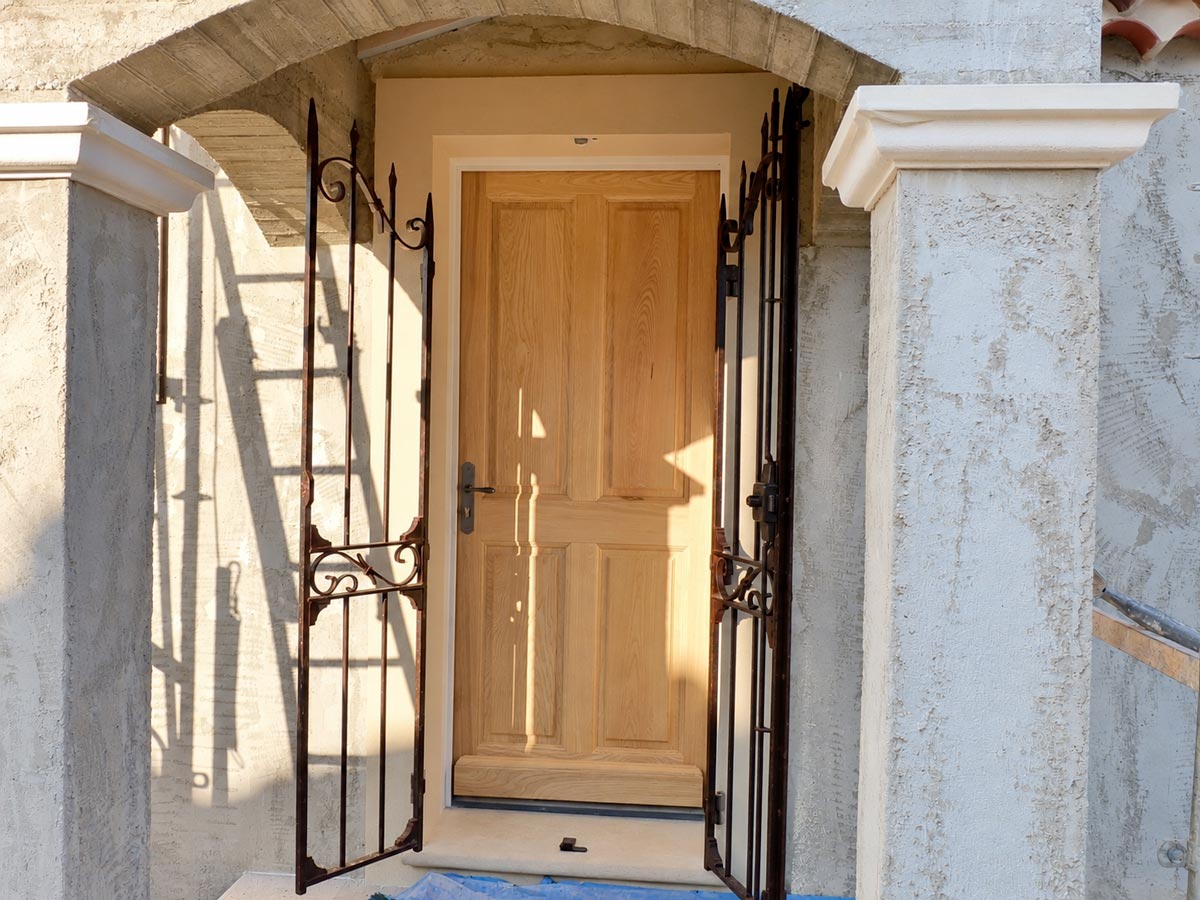 Porte d'entrée en bois avant mise en peinture