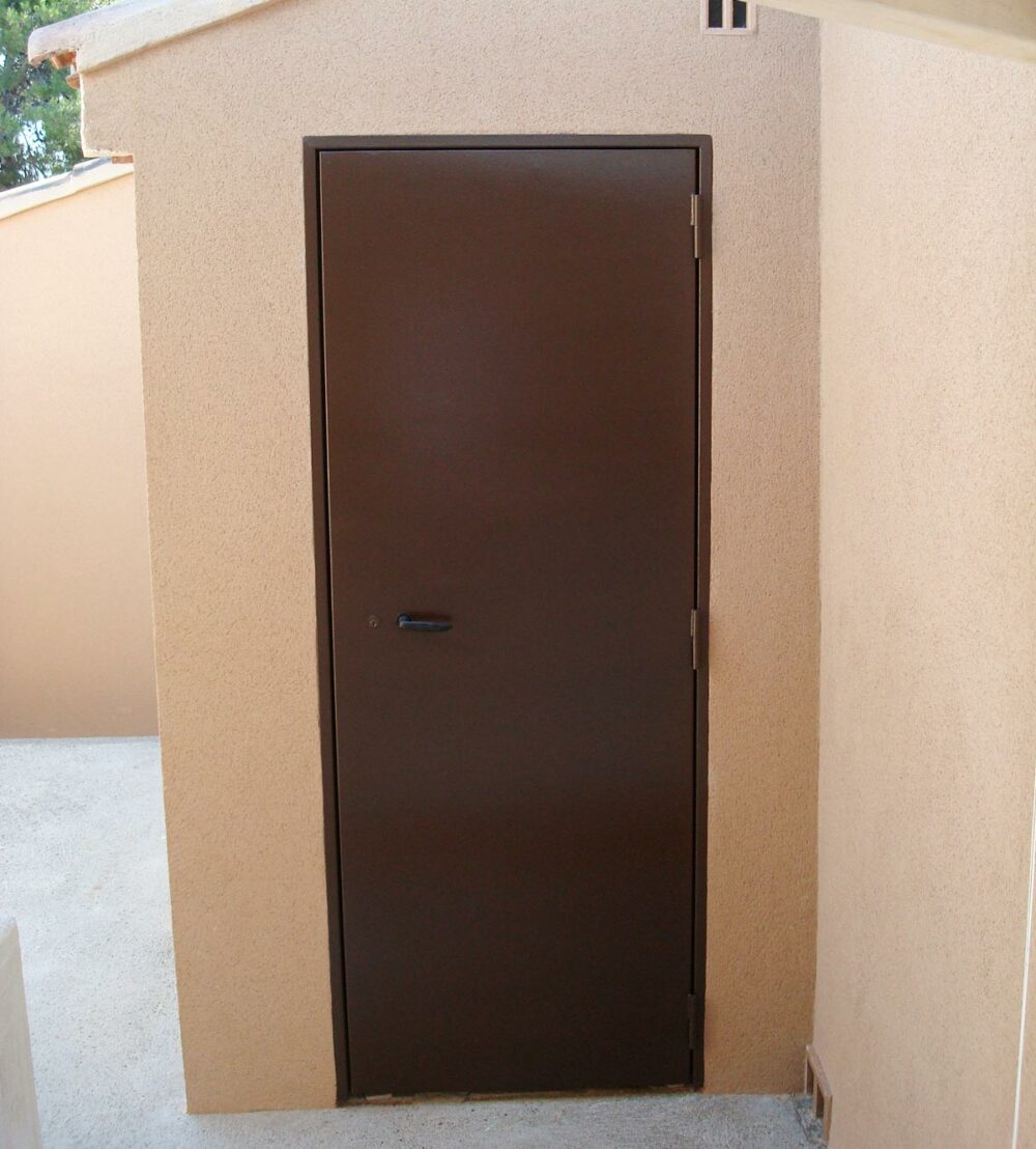 Porte en métal après mise en peinture