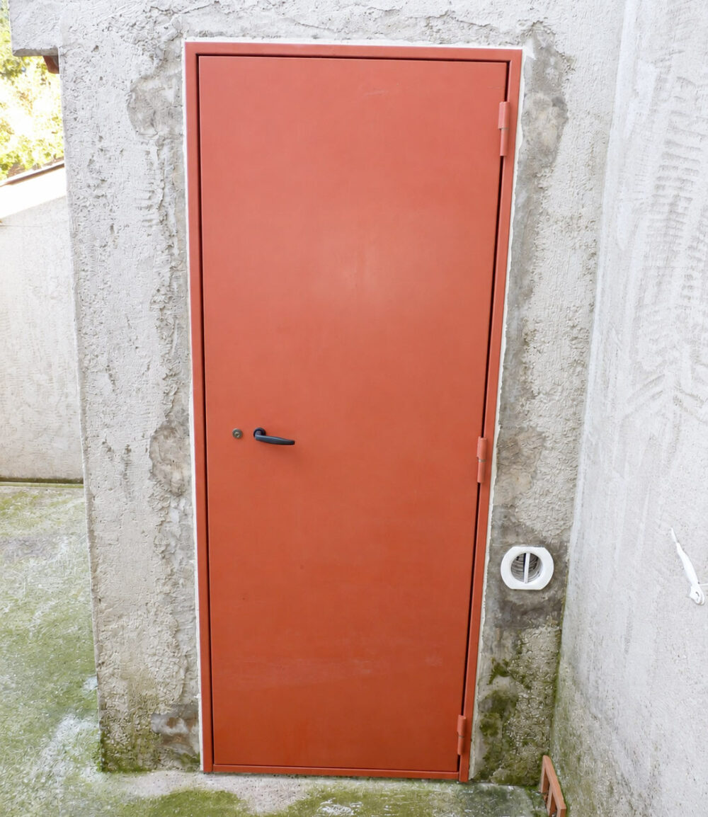 Porte en métal avant mise en peinture