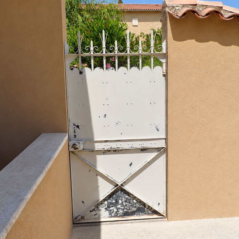 Portillon en métal : décapage de la peinture