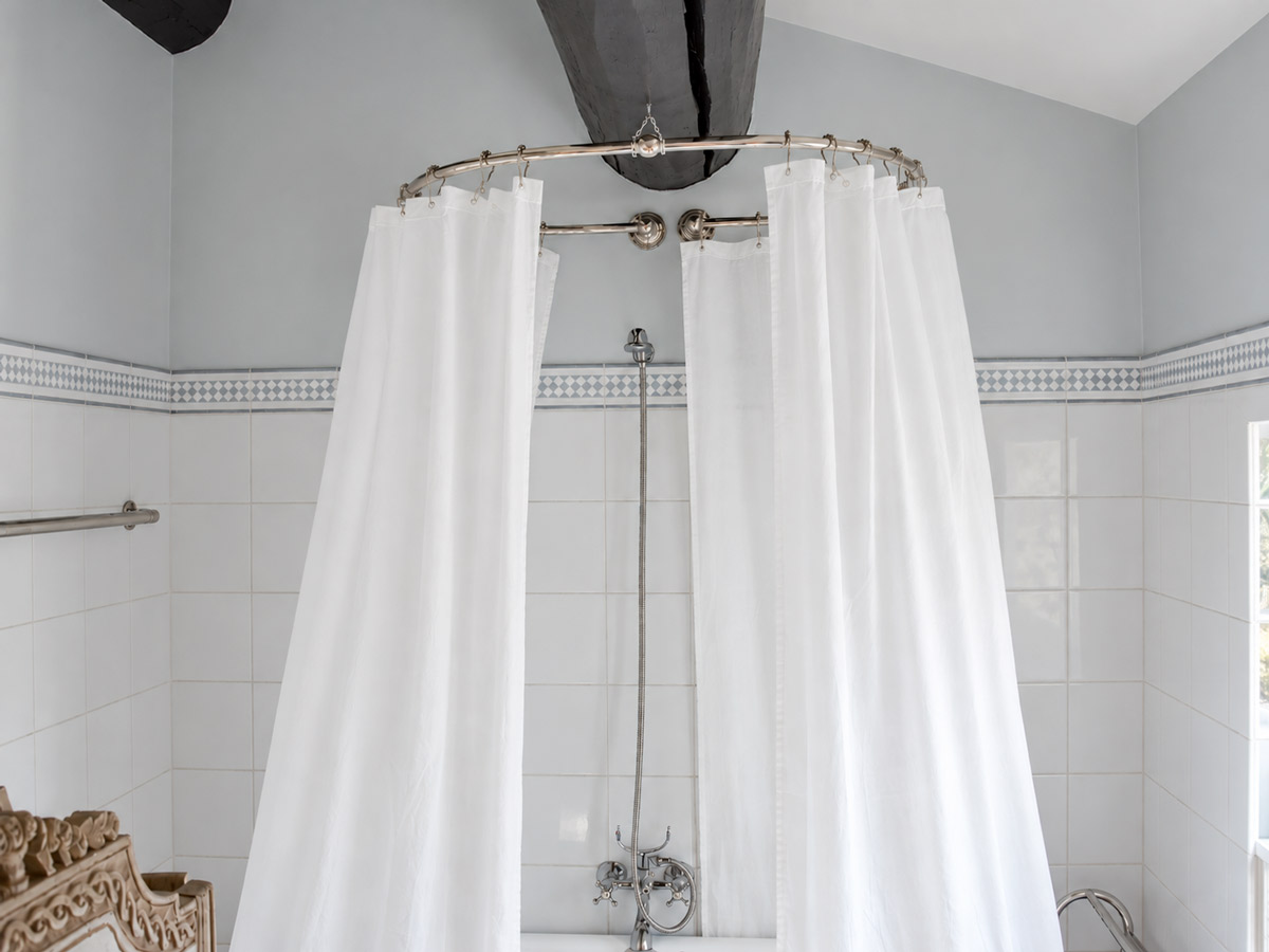 salle de bain de caractère après mise en peinture