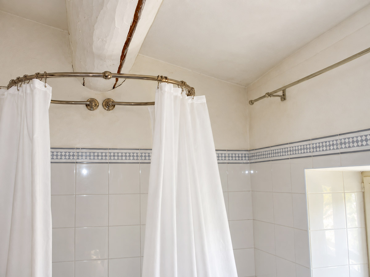 salle de bain de caractère avant mise en peinture